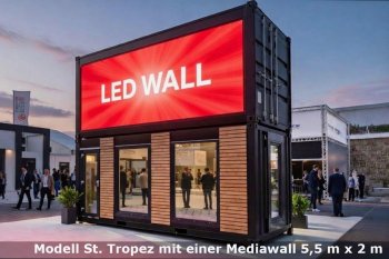 Doppelgeschoßiger Seecontainer ausgebaut mit einer Mediawall